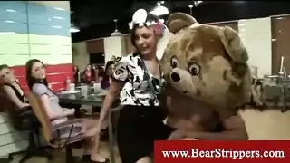 فستان الزفاف يتبلل خلال ممارسة جنس ساخنة تحت الدش