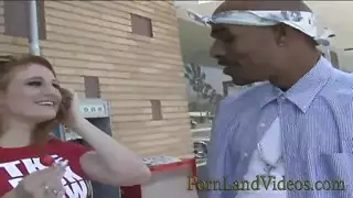 فرج العاهرة الحمراء الشابة يُدك مفتوحًا على مصراعيه في مشهد إباحي