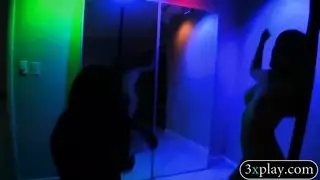 زوجة تتلفظ وتتلقى قضيبًا صلبًا في الساونا