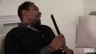 عندما تثار هذه الشقراء، تطالب بجنس عنيف