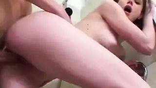 بتلعب غي نفسها