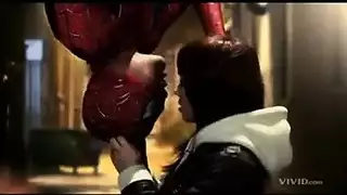 نشر مؤخرته السوداء الضيقة على الأريكة لجنس مثار
