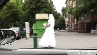 صديقة ثرثارة تعطي مصة قوية في المركبة