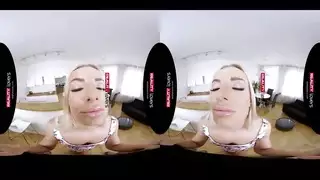 فتاة شقراء تكافح لركوب قضيب ضخم في ثنائي جنسي صريح