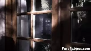 جمال الشباب تأخذ القضيب في فمها