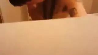 رجل موشوم يمارس الجنس بقوة مع فتاة سمراء في جلسة بورن صعبة