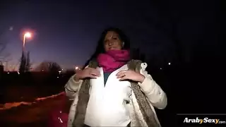 بنوته تطلع من الحمام لابسه روب مال حمام لو ازرق