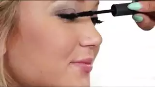 تقبيل شغوف يؤدي إلى مضاجعة قاسية بوضعية الكلب
