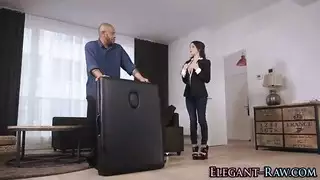 عارضة مذهلة تأخذ عدة أزواج متزوجين في علاقة جنسية فاضحة