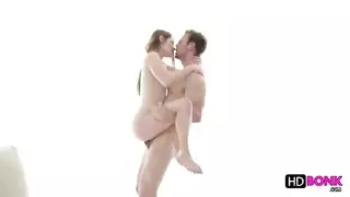 الآسيوية الساخنة أليس تحصل على وجهٍ مليء بالسائل المنوي