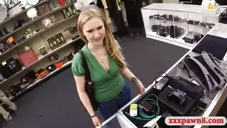 الاب وبنته قدام التلفزيون