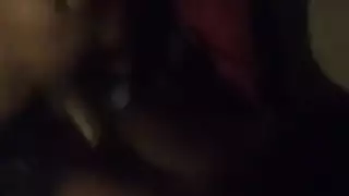 قضيب صلب يخترق بين مؤخرة سحاقية سمراء