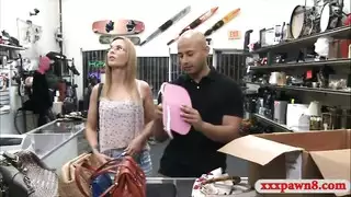 مص قضيب من النافذة بينما يضربها أسود في المؤخرة بقوة