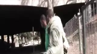 امرأة ناضجة شقراء تخلع البيكيني الأسود لتكشف فرجها المبلل