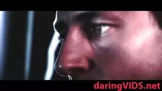 الوكيل يمارس الجنس بعمق وقوة مع كس السمراء الحسية