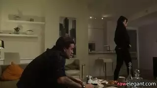فاتنة الحصول على بوسها الوردي سميكة امتدت من قبل الديك