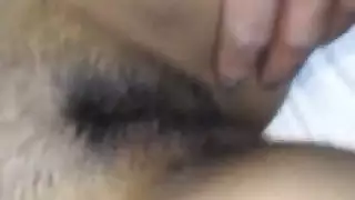 فتاة آسيوية مخمورة تأخذ جماعاً خشناً على الأرض وحشوة من السائل المنوي