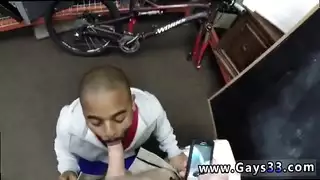 فتاة سمراء شابة تحب الاختراق الشرجي الخشن في تدريب فتيشي