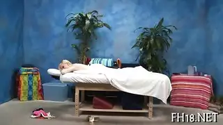 جلسة مص خفية: شاب يخدم قضيب كبير