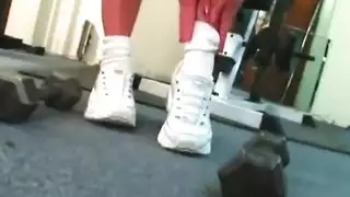 مضاجعة متسللة بين الأشقاء: فتاة شقراء مثيرة تملأ فمها بسائل أخيها