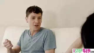 عاهرة شقراء تركب قضيبًا صغيرًا على شاطئ رملي
