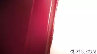 موظفة ممتلئة الجسم تنحني وتؤخذ في العمل