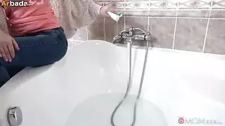 الابن المصاب يحصل على معاملة خاصة من أم مثيرة