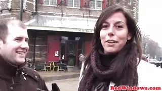 مص قضيب سيّاح في حمام عام وسخ