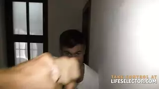 لانا رودز تقوم بعملية مص مبهجة لقضيب صديقها المستقيم