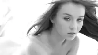 فاتنة جميلة مما عاريا على السرير