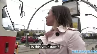 إنها تظهر للفتيات كيف يركب الرجل