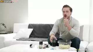 ام تختبر صديق بنتها