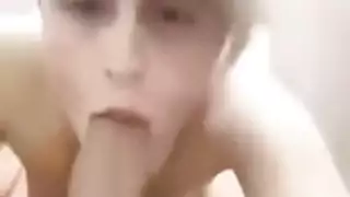 رجل مثير يظهر مهارات فم خبيرة على زب كبير