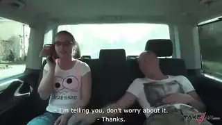 يعرض قضيبه الكبير على الحشد
