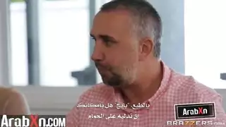 لعبة جنس شابة تتوسل لإباحي ناضج