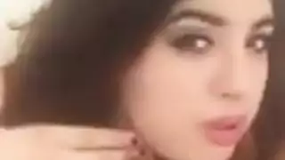 فتاة خليجية تبرز جسدها العاري