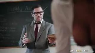 امرأة مثالية تبيع كسها الضيق مقابل المال