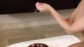 يتسلق الرجل بشكل جيد وجدي