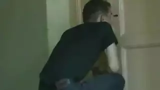 تلميذة متحمسة تخدم قضيباً ضخماً وقاسياً