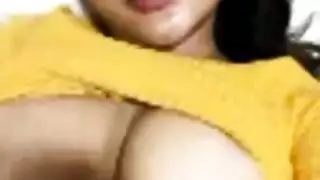 أثداء مسلم آبي الكبيرة معروضة للجميع