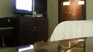 بنت من السعودية تقوم بإغراء عامل الفندق عشان ينيكها