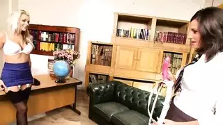 فتيات كريمة يأخذن كل المني الذي يمكنهن الحصول عليه