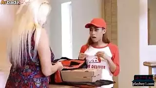 فتاة توصيل البيتزا الجميلة تُهيمن عليها وتُملأ بالسائل المنوي