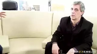 هذه الفتاة المشتهية تحتاج لاهتمام دائم بالقضيب
