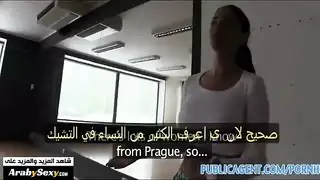 مشهد إباحي: ربة المنزل تمص وتنيك الدهان