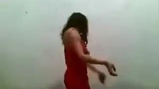 رقصة ساخنة تؤدي إلى إباحية صريحة على الأرض