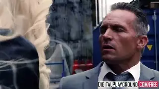 شقراء كبيرة الصدر تتعرض للجماع العنيف في كسها المبلول