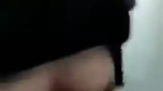 مصرية تدلك بظرها وتدخل إصبعها بقوة