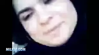 سكس عراقي صريح: زوجة غير مخلصة تبلغ ذروتها بقوة أمام الكاميرا