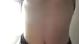 إباحي قوي: مراهقة لبنانية تبلغ ذروتها مباشرة على ويب كام